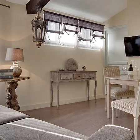 La Maison Des Augustins 4 Stars Et Fitness Bed & Breakfast 4*
